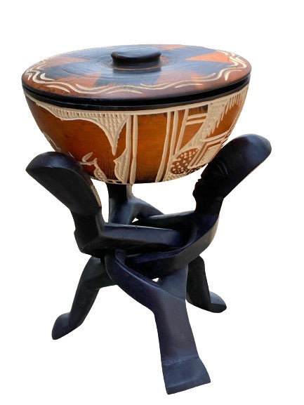 Sculpture artisanale d'une assiette en céramique marron clair