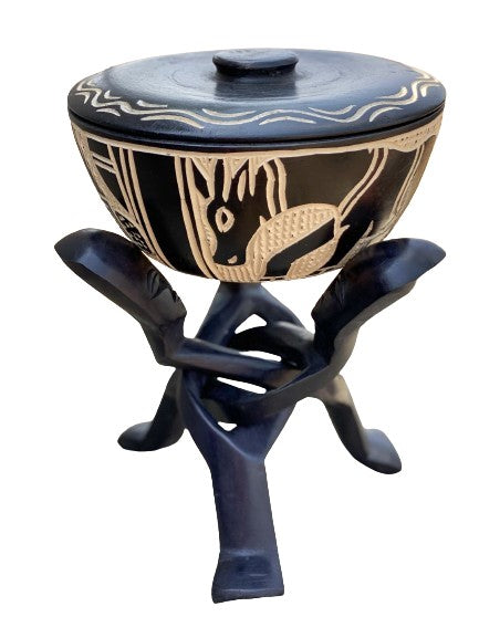Sculpture artisanale d'une assiette en céramique