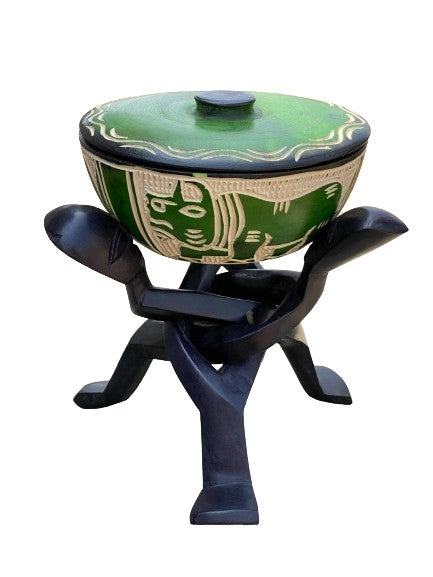Sculpture artisanale d'une assiette en céramique