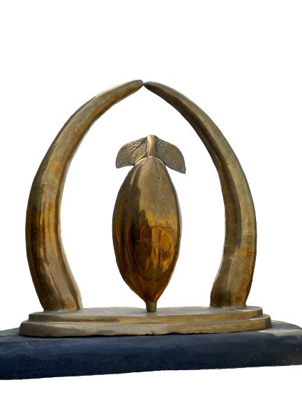 Sculpture artisanale de 2 cornes et 1 fruit de cacao