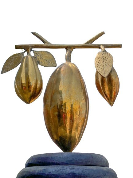 Sculpture artisanale des fruits de cacao sur une branche