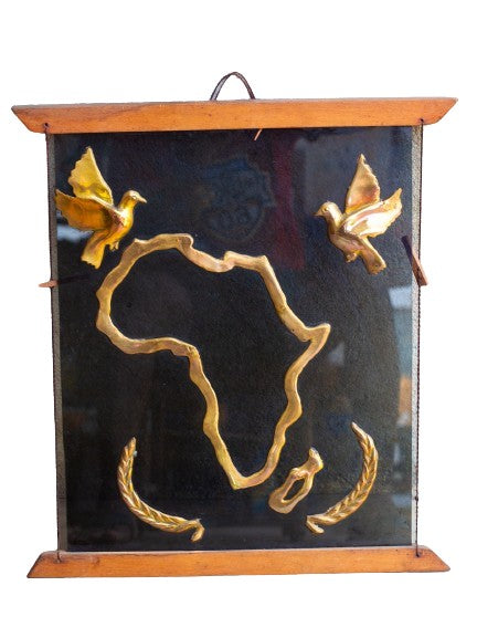 Tableau artisanal vitré avec la carte de l'Afrique