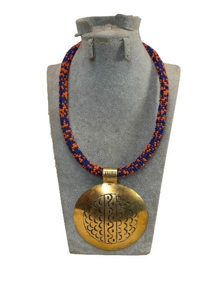 Collier artisanal avec pendentif doré