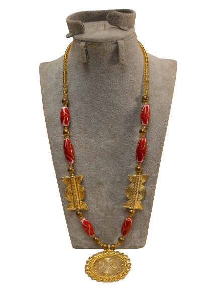 Collier artisanal rouge avec pendentif doré