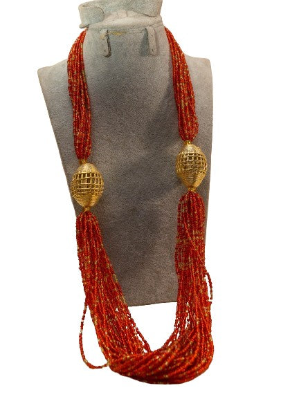 Collier artisanal rouge avec boucle dorée