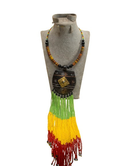 Collier artisanal vert jaune rouge
